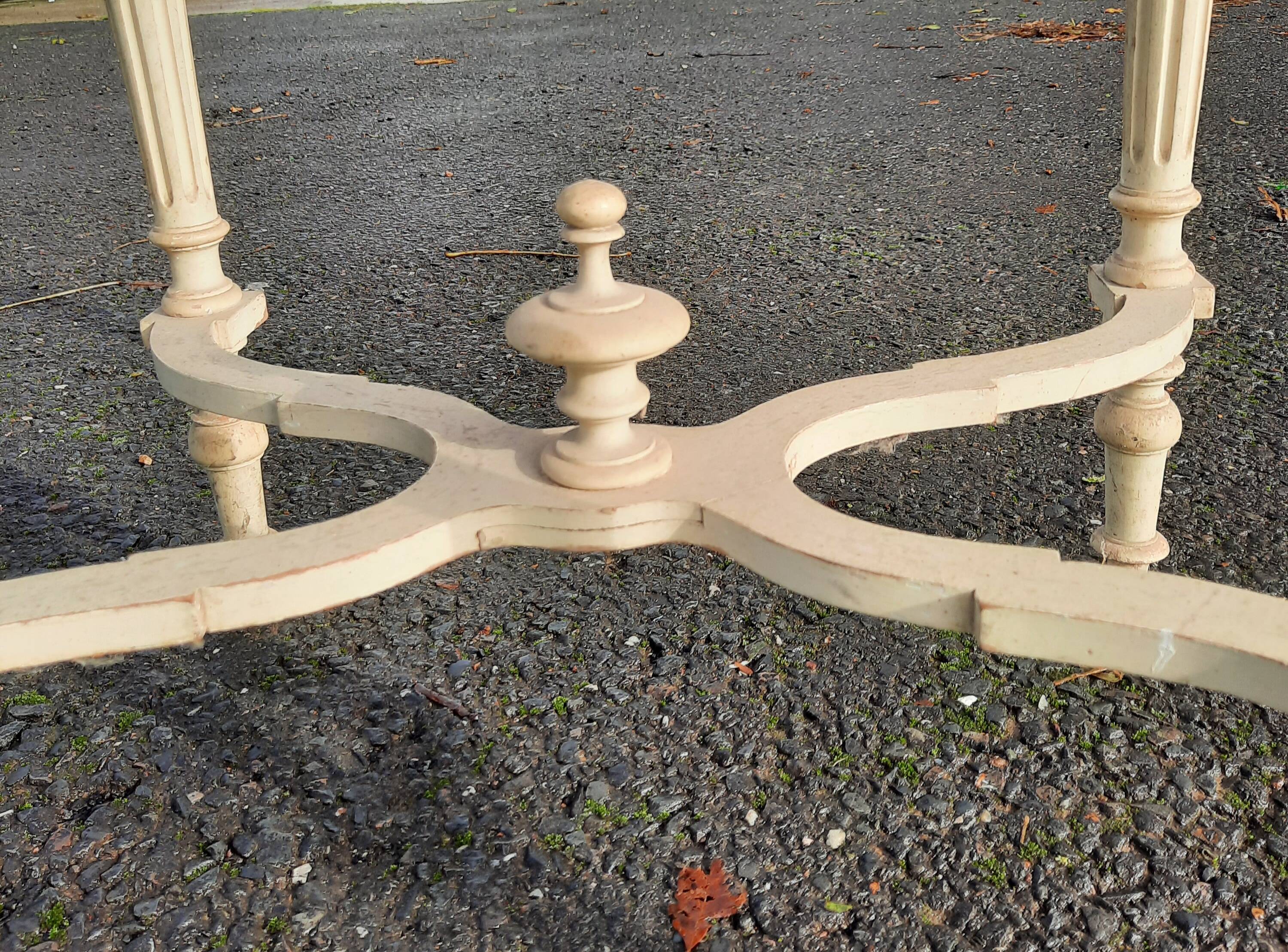 Center table in white lacquered wood