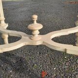 Center table in white lacquered wood