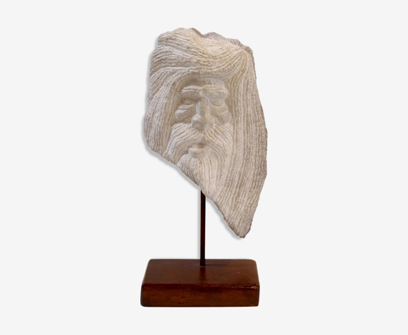 Sculpture de tête en pierre taillée