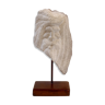 Sculpture de tête en pierre taillée
