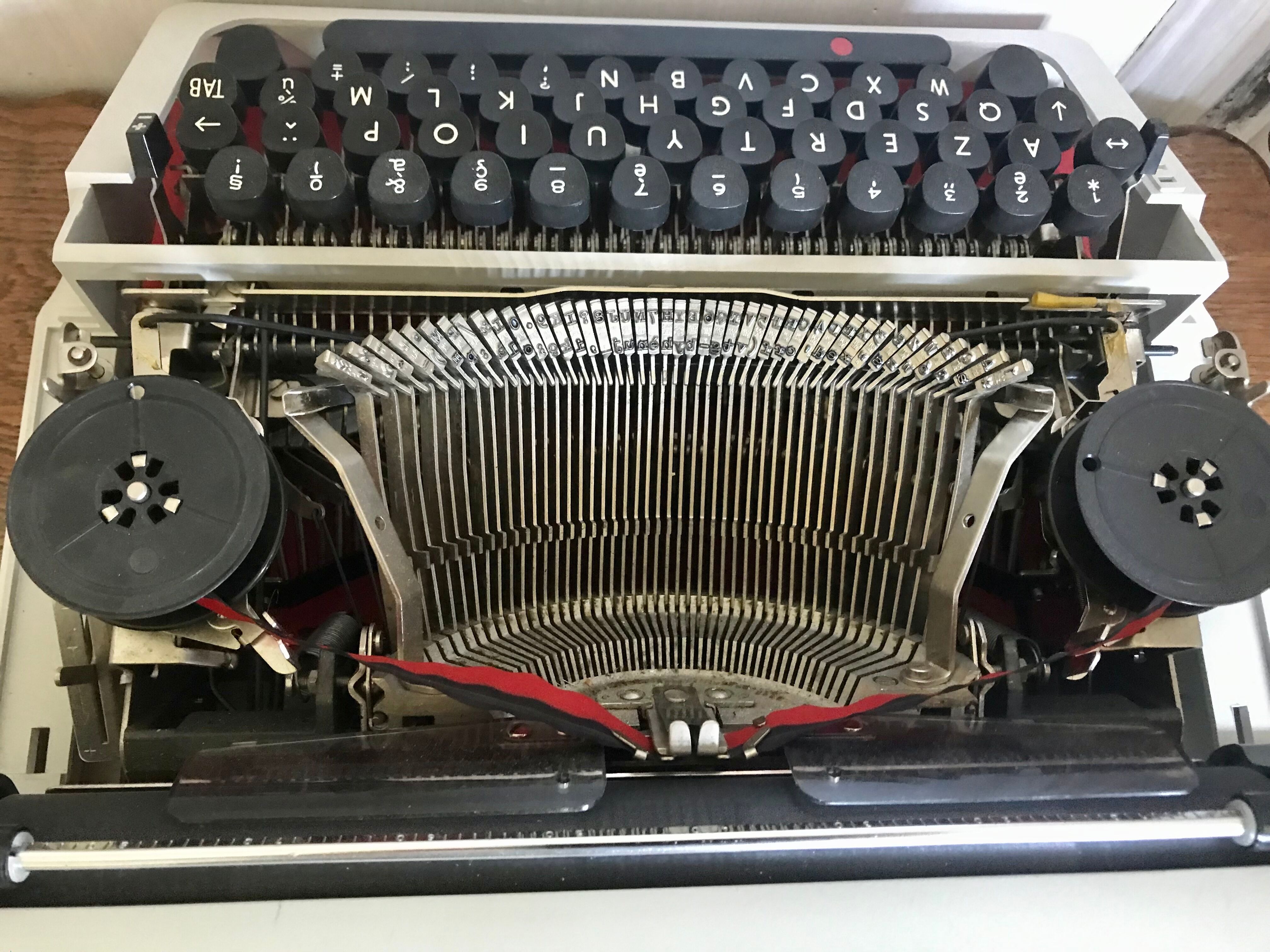 Machine à écrire Japy 951 vintage
