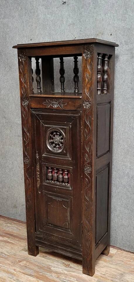 Breton bonnet maker in solid carved oak, 19th century, circa 1850