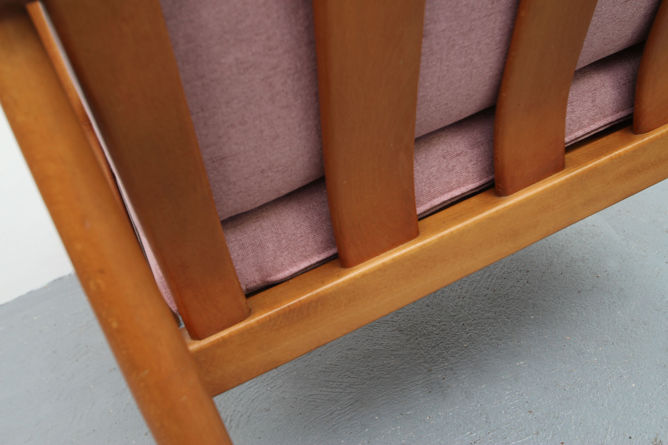 Scandinavian pink armchair in beech wood - 1960s