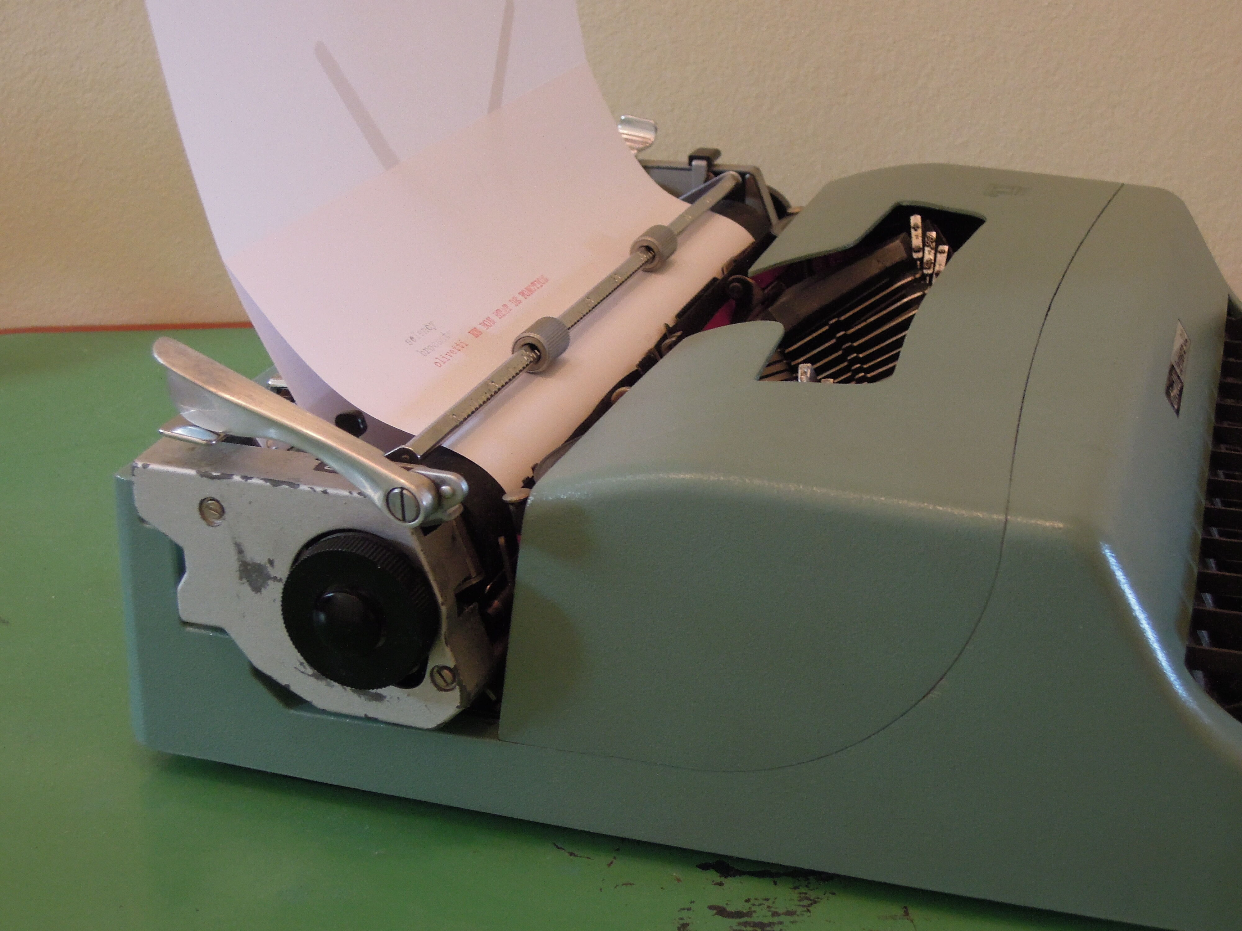 Typewriter olivetti lettera 32