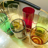 6 verres colorés et panier en laiton vintage