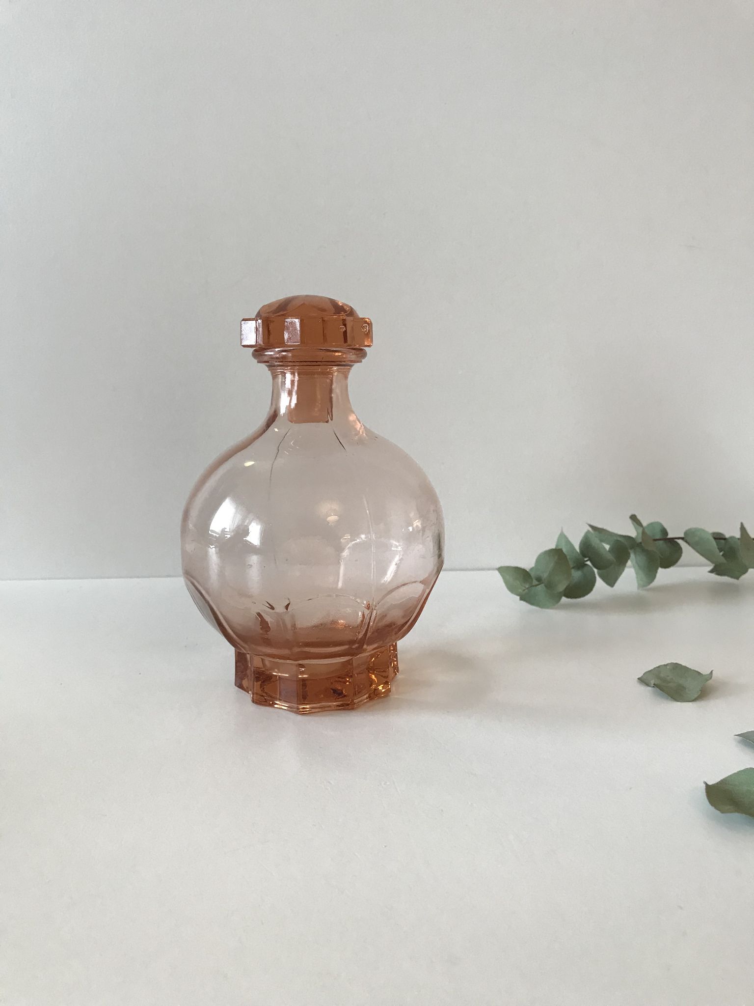 Carafe en verre rose