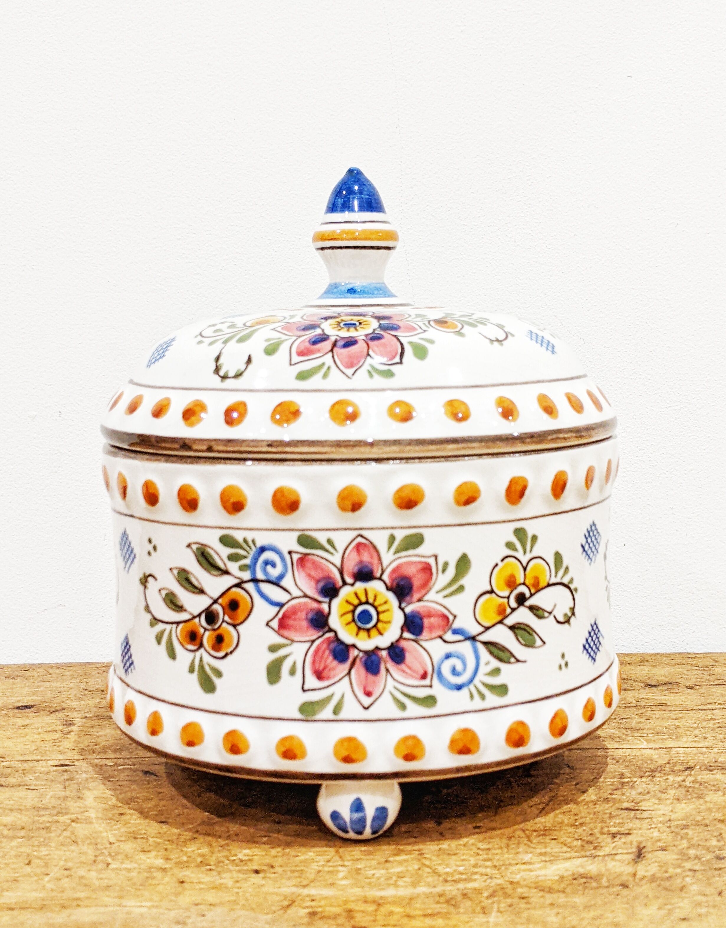 Vintage polychrome box'70 made of Delft ceramic. In perfect condition.