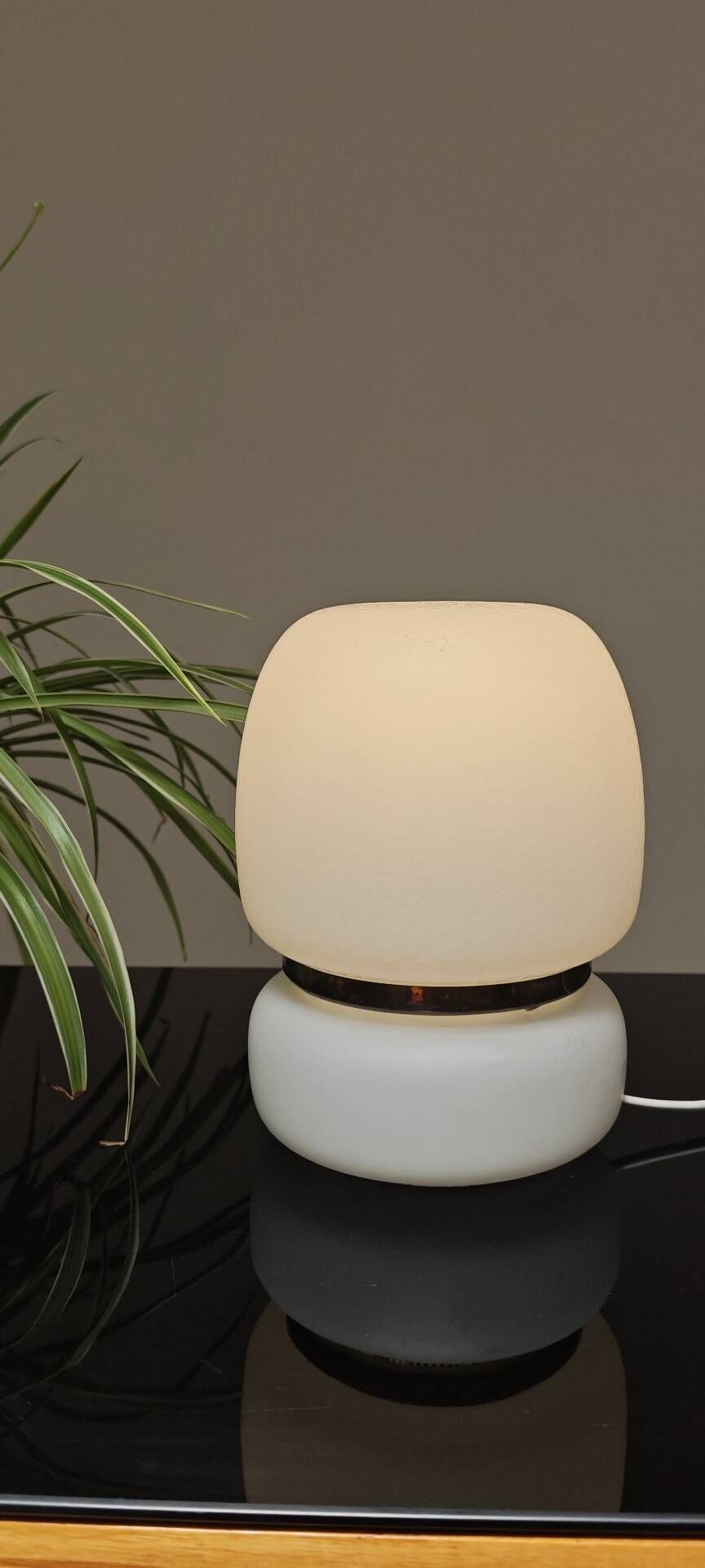 Lampe a poser tchèque en opaline blanche et laiton 1960