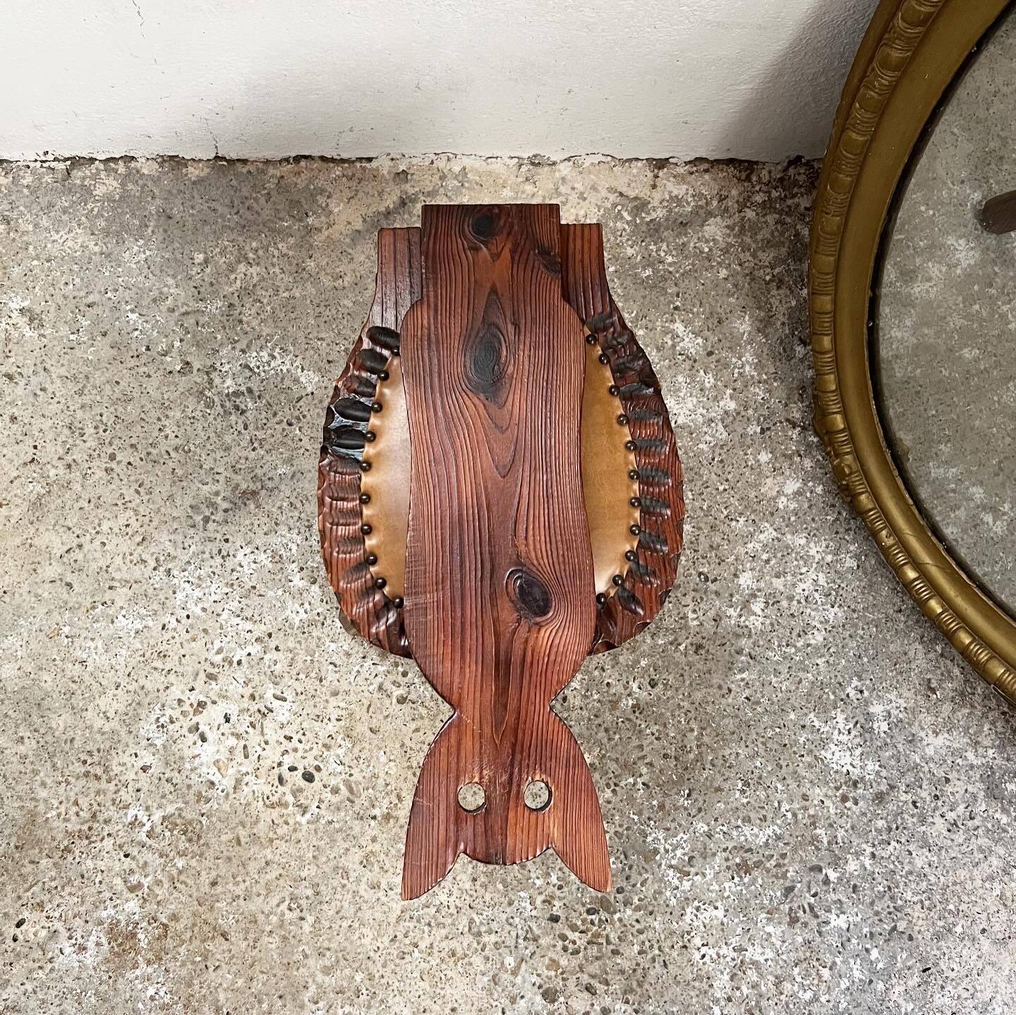 Folding tripod stool with cat back