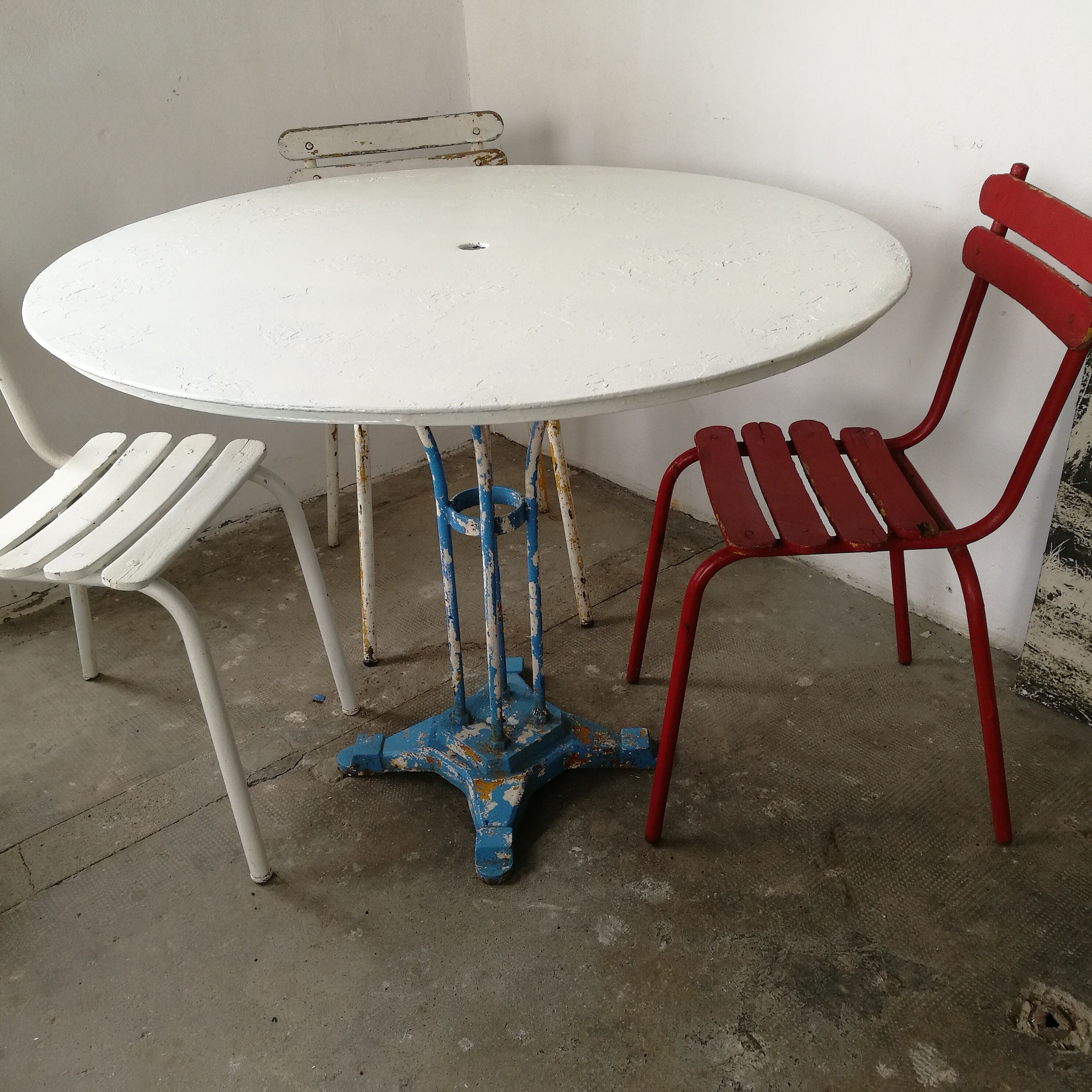 Guerin metal garden table, bistro table, cast foot