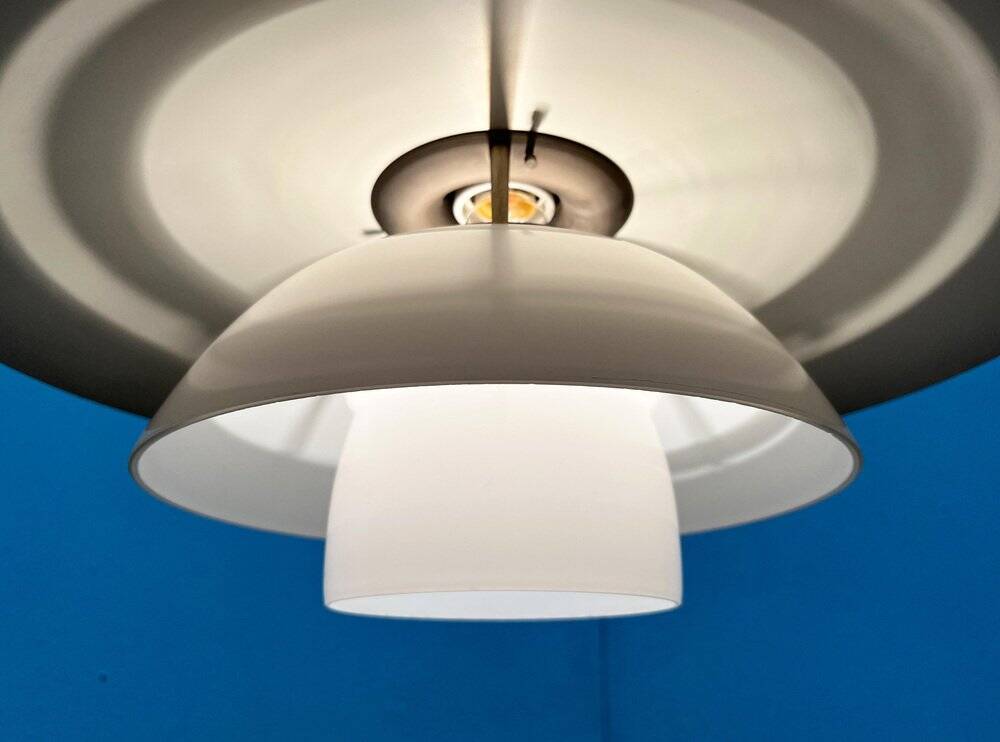 Lampe suspendue en métal et verre modèle danois milieu du siècle Ph 4 1/2 - 4 par Poul Henningsen pour Louis Poulsen, années 1980