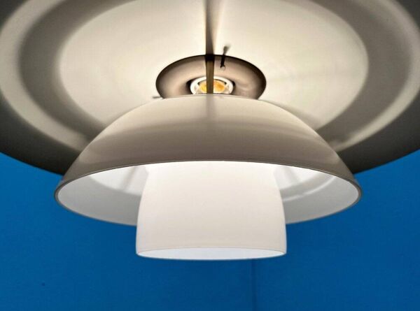 Lampe suspendue en métal et verre modèle danois milieu du siècle Ph 4 1/2 - 4 par Poul Henningsen pour Louis Poulsen, années 1980