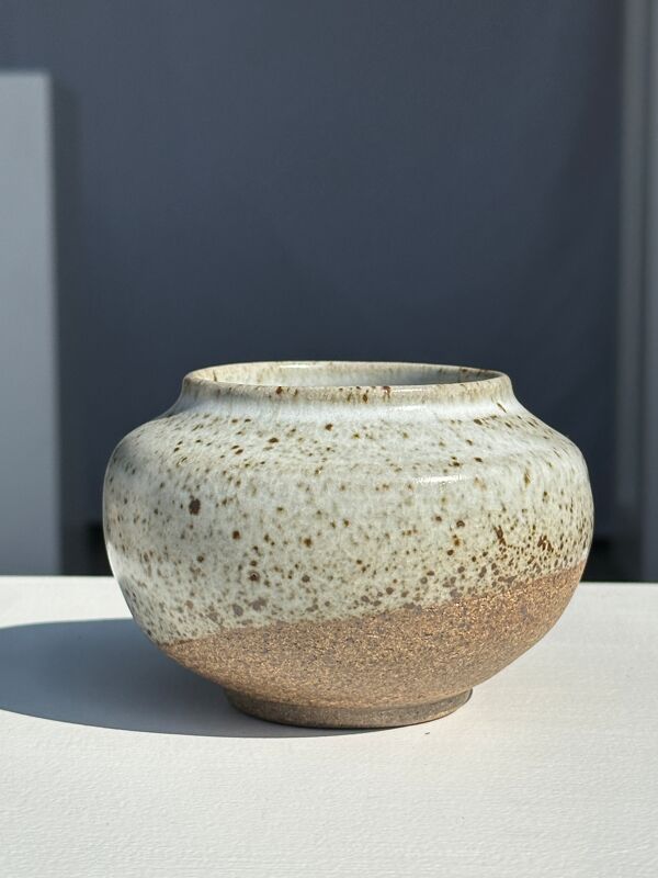 Petit vase blanc boule col resserré en céramique mouchetée glacée