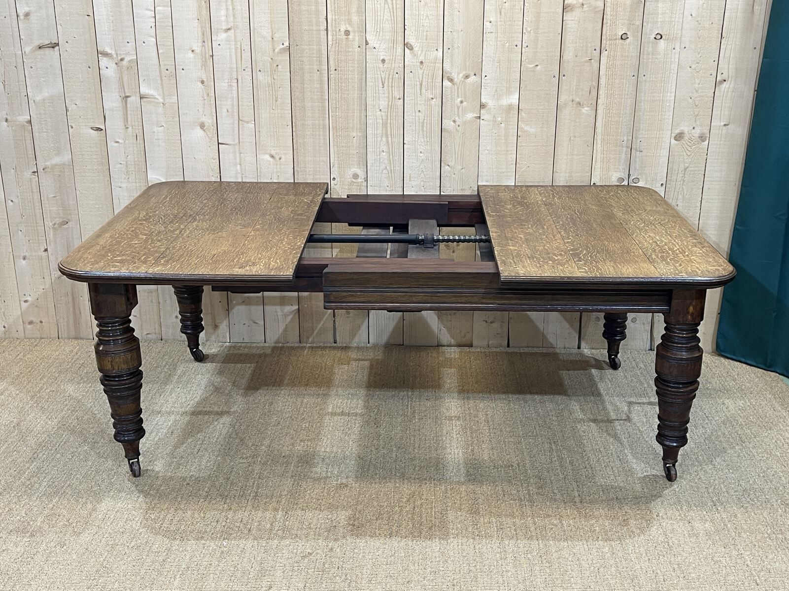 English nineteenth oak table with 1 crank extension