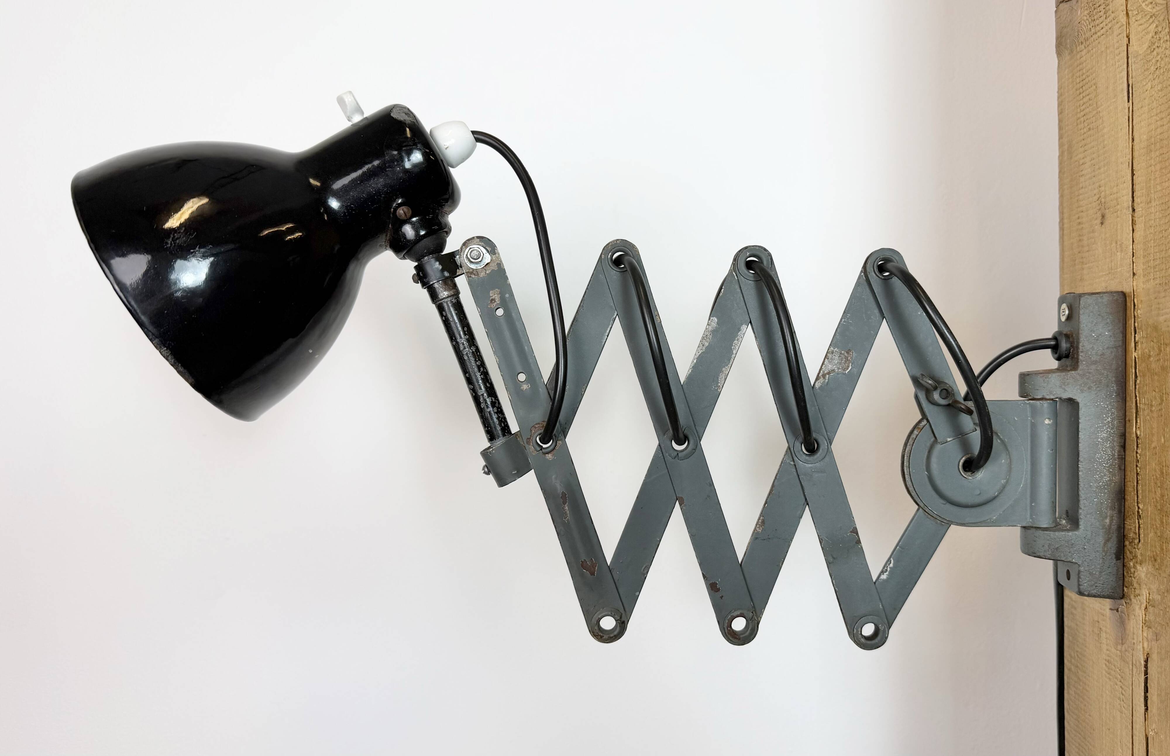 Lampe murale à ciseaux en émail noir industriel, années 1950