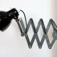 Lampe murale à ciseaux en émail noir industriel, années 1950