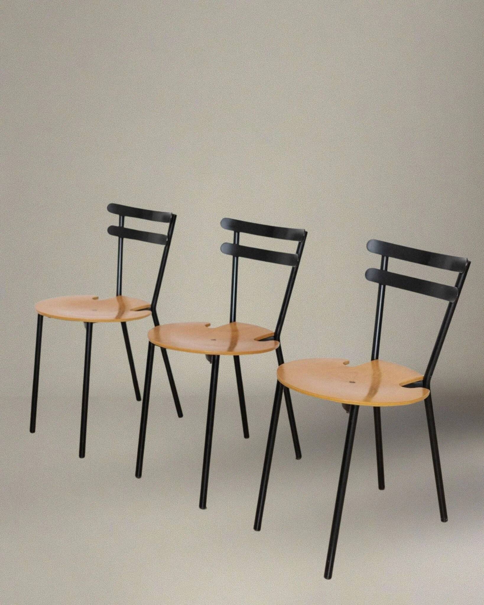 Set of 3 Italian mid-century chairs in black steel frame and natural wood seats - stackable, 1970s