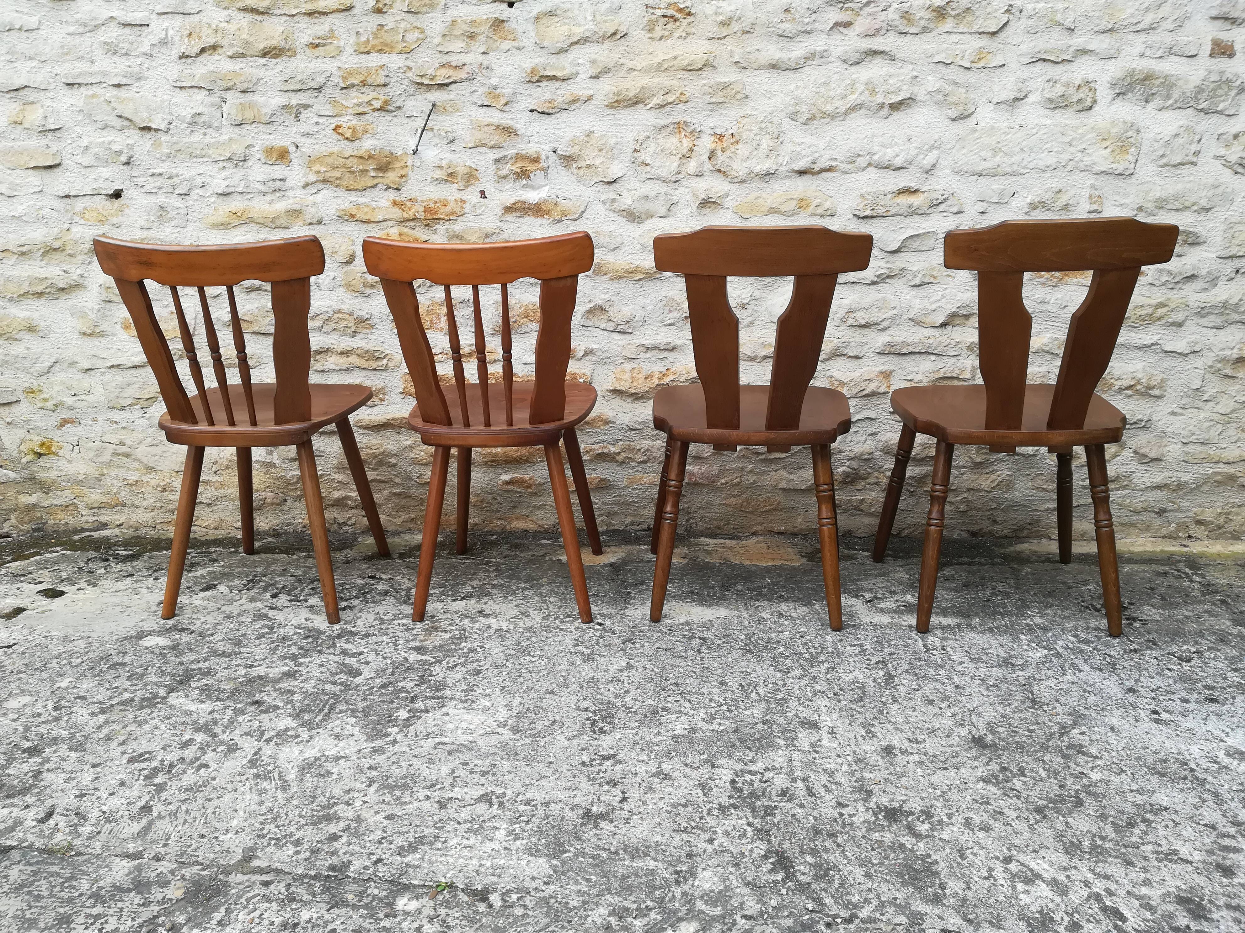 Chaises de bistrot dépareillées