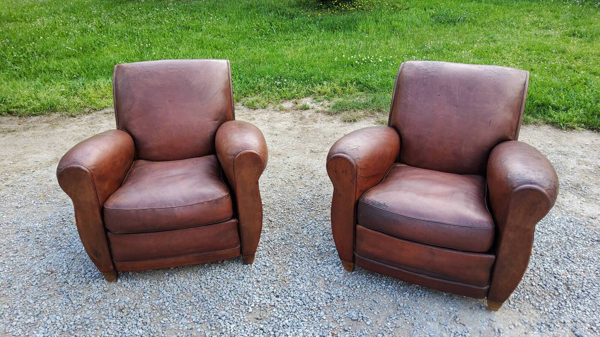 Paire de fauteuils club en cuir brun des années 30