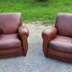 Paire de fauteuils club en cuir brun des années 30