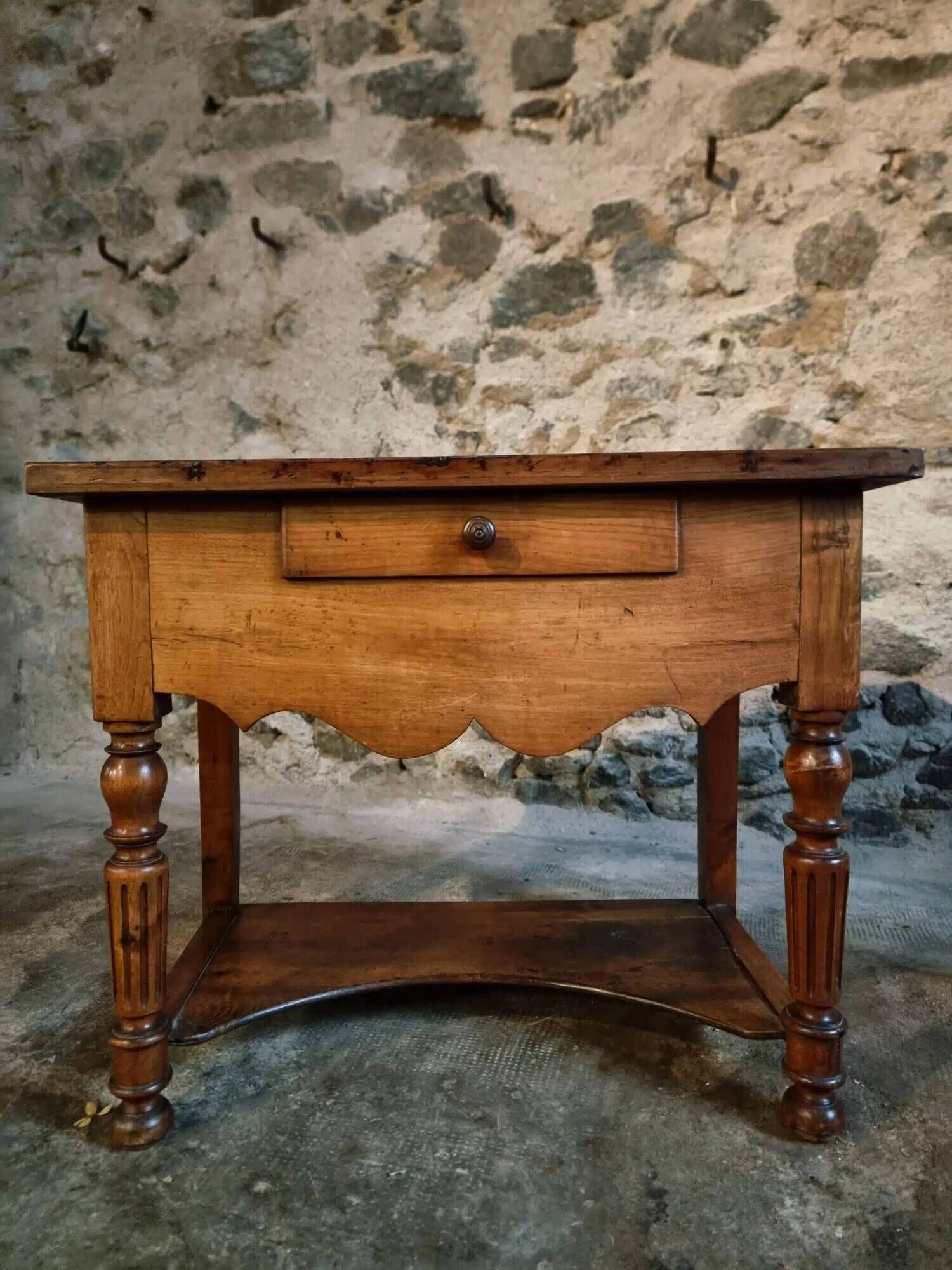 Table d'appoint française ancienne en noyer et cerisier – Louis Philippe, XIXe siècle