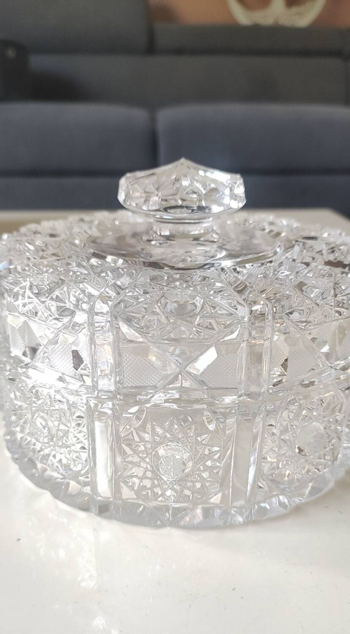 Round crystal bonbonnière, cut Bohemian style. Star patterns. Diameter 15 cm.