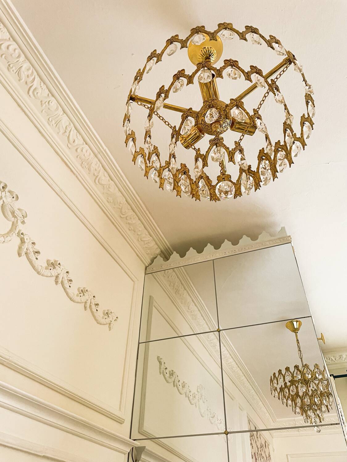 Lustre vintage en laiton doré avec des pampilles en cristal.
