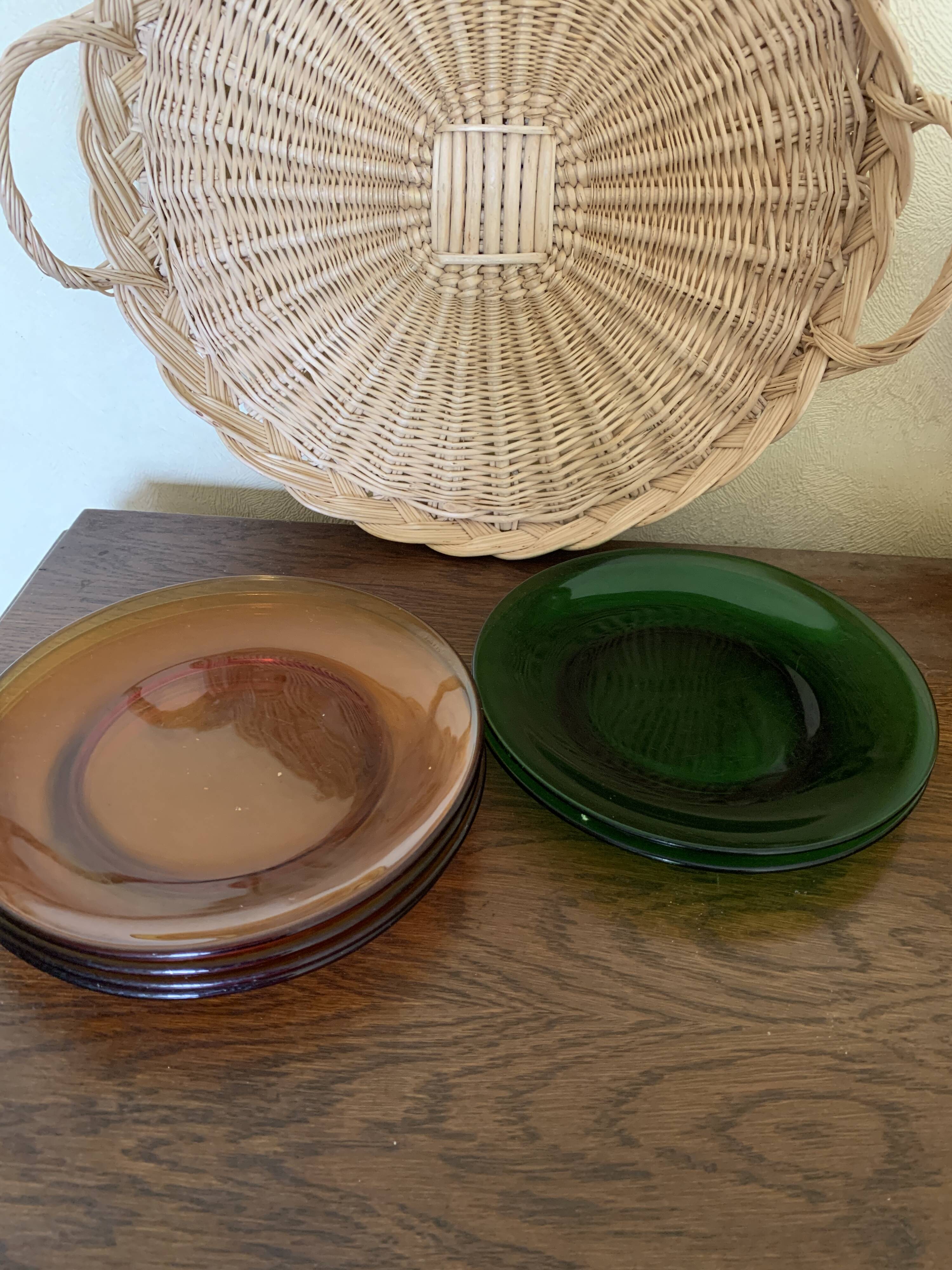 4 coffee cups, 3 saucers, 5 small and 2 large plates VERECO