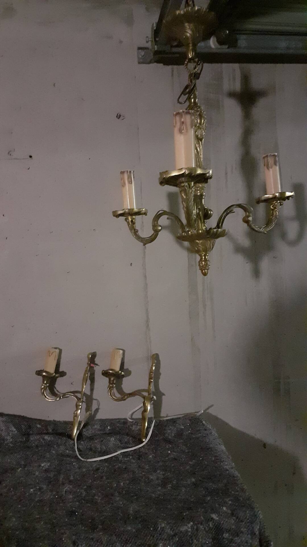 Lot of vintage gold-plated bronze suspensions and wall lights.