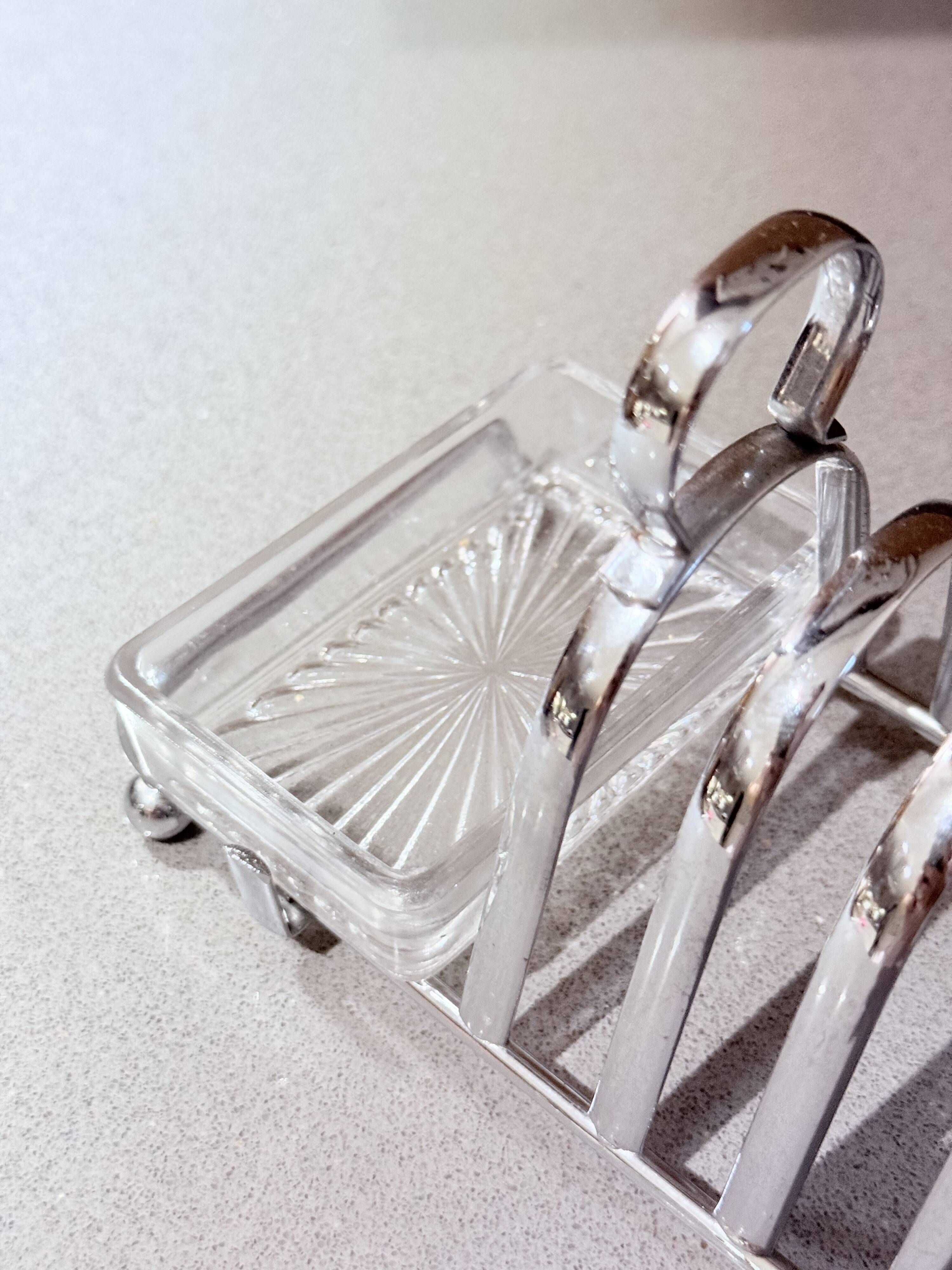 Porte-toast en argent massif Art Déco avec plateau assorti, beurrier en cristal et couteau.