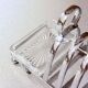 Porte-toast en argent massif Art Déco avec plateau assorti, beurrier en cristal et couteau.
