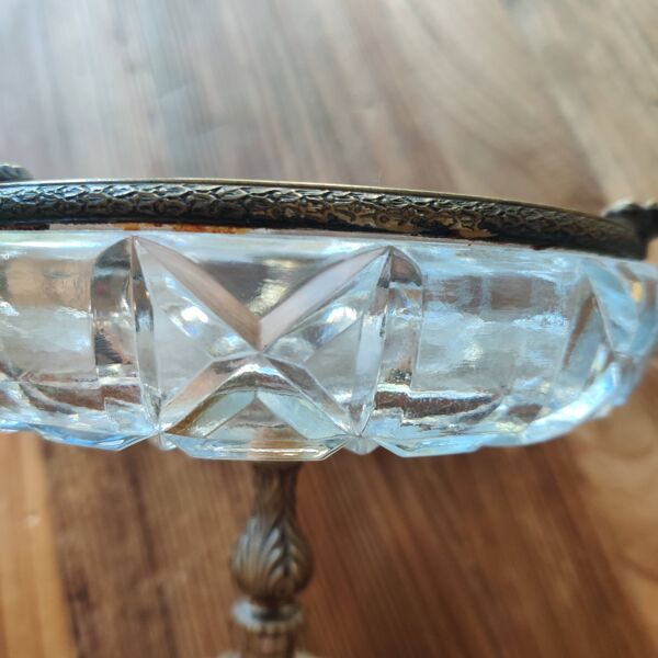 Coupe en cristal taillé cerclée de laiton, fin 19ème