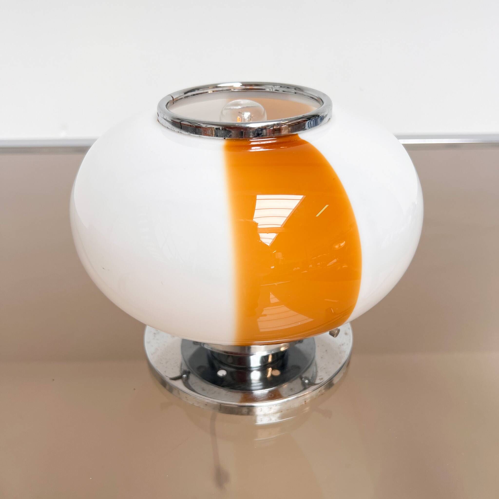 Lampe de table en verre opale italienne, années 1960