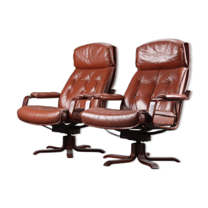 Paire de fauteuils pivotants en cuir brun danois