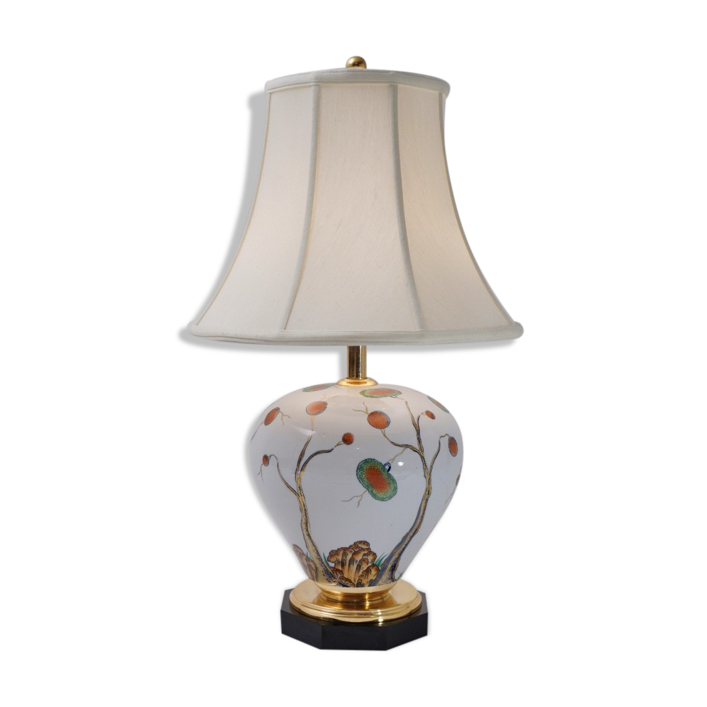 Lampe en porcelaine de Giulia Mangani, chinoiserie avec litchi