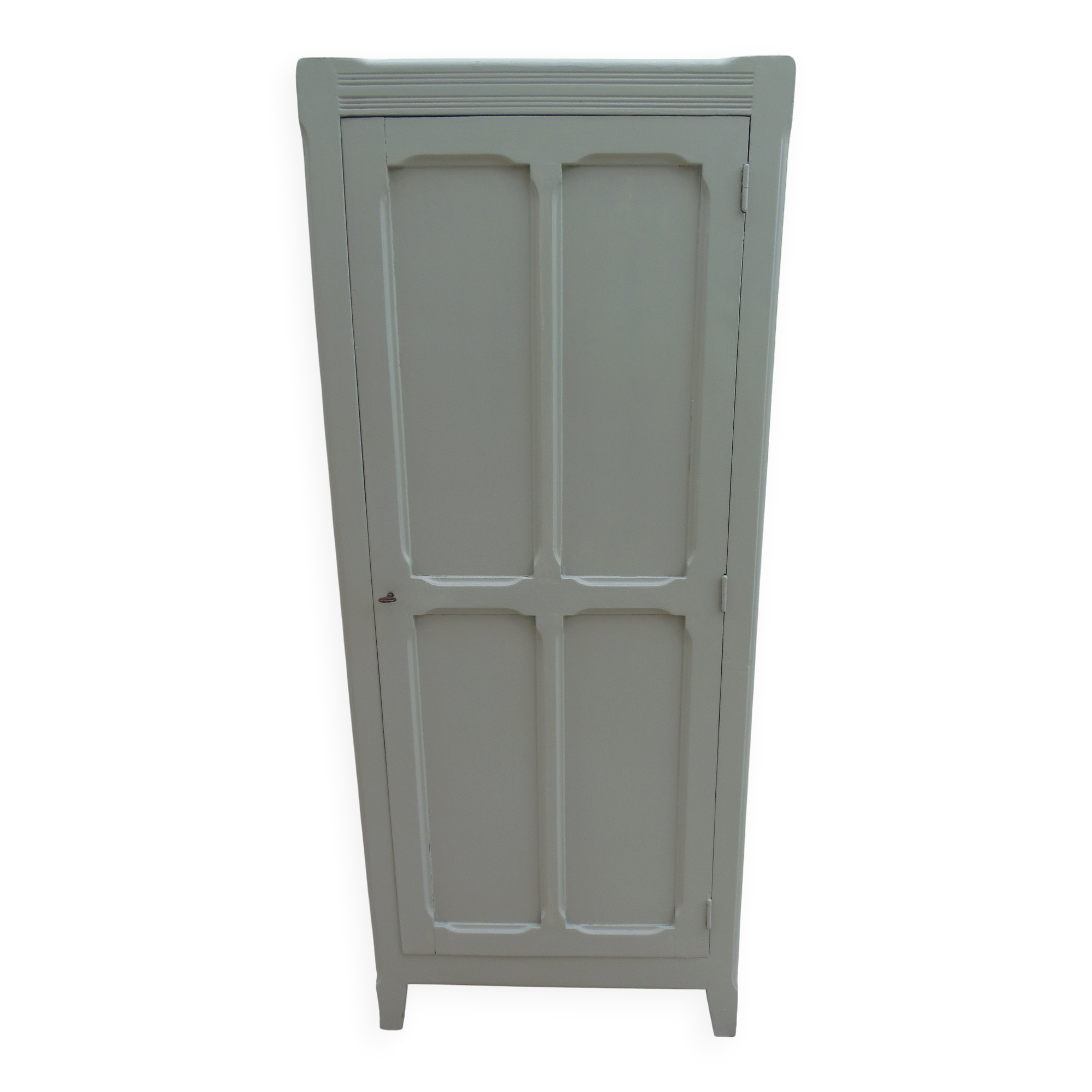 Armoire parisienne vintage réenchantée en vert de gris.