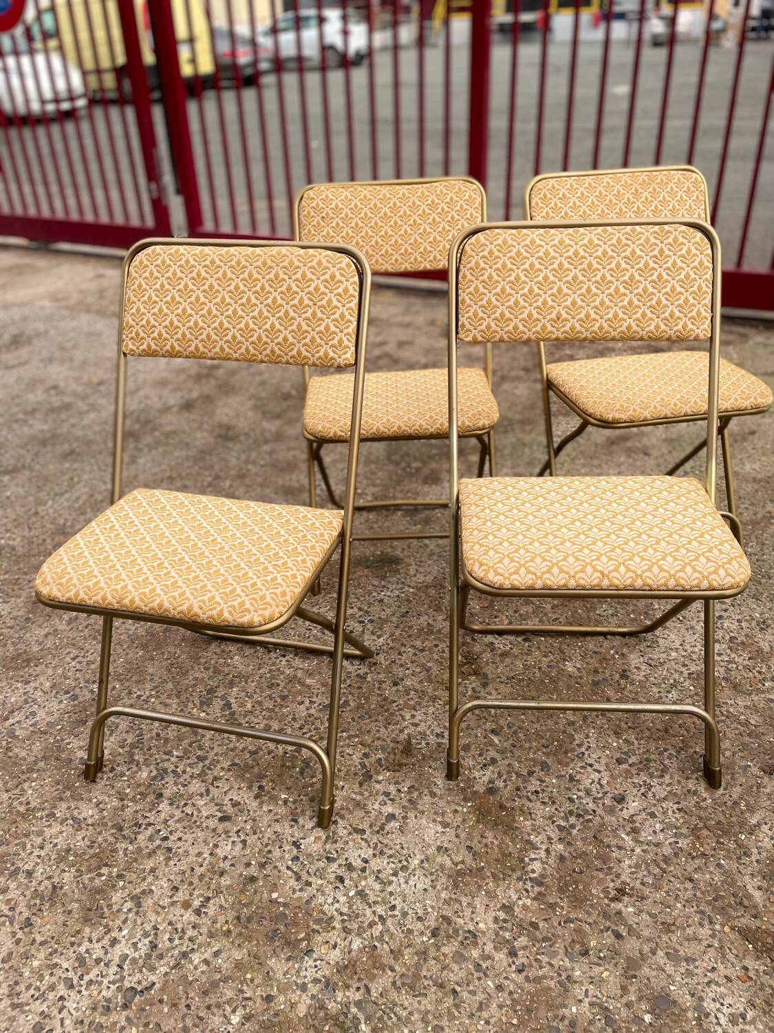 Set of 4 vintage folding chairs / 70's theater armchairs