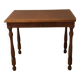 Table de style Louis-Philippe, en bois, avec tiroir et pieds tournés.