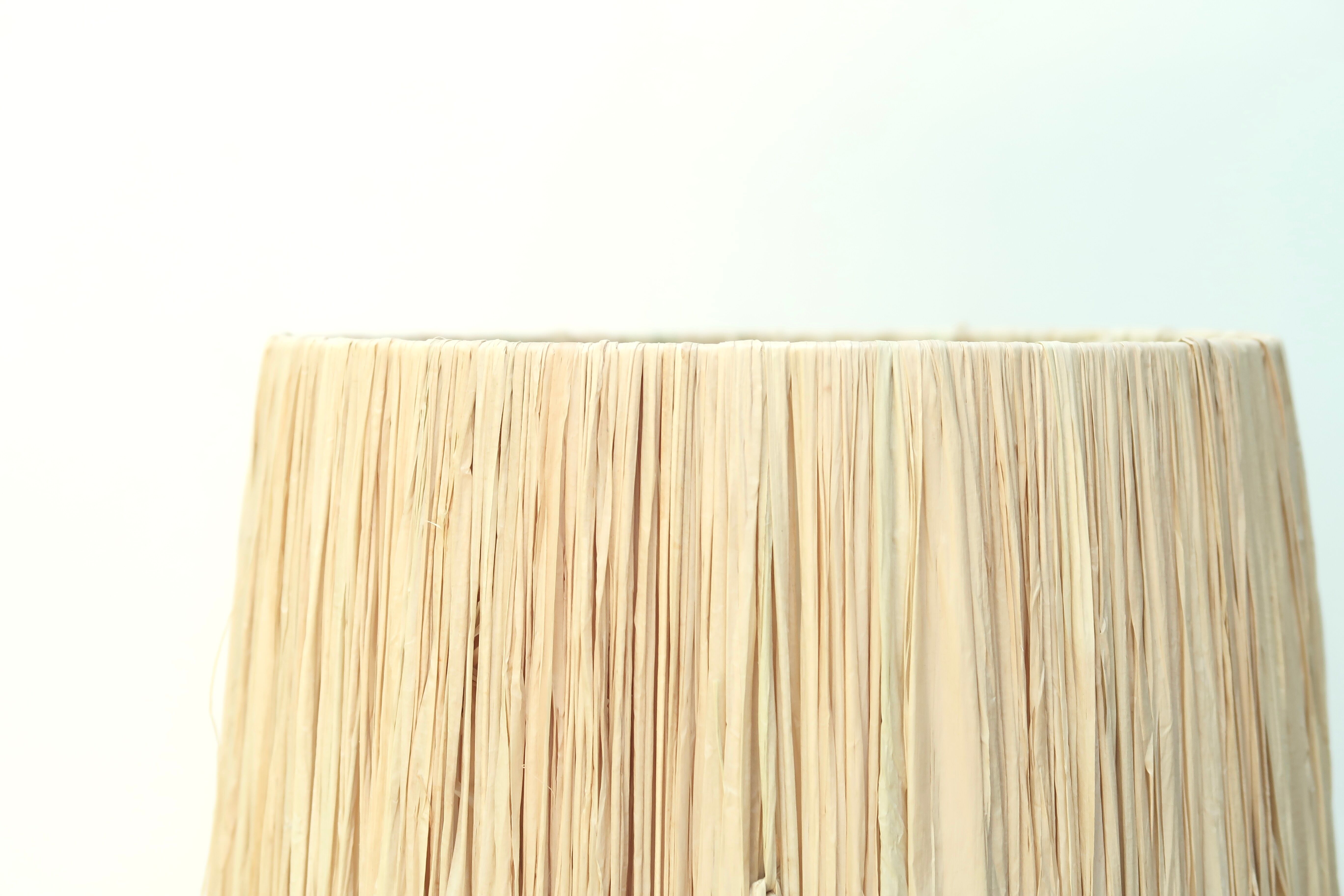 Lampe blanche et bleue en céramique, abat jour en raphia