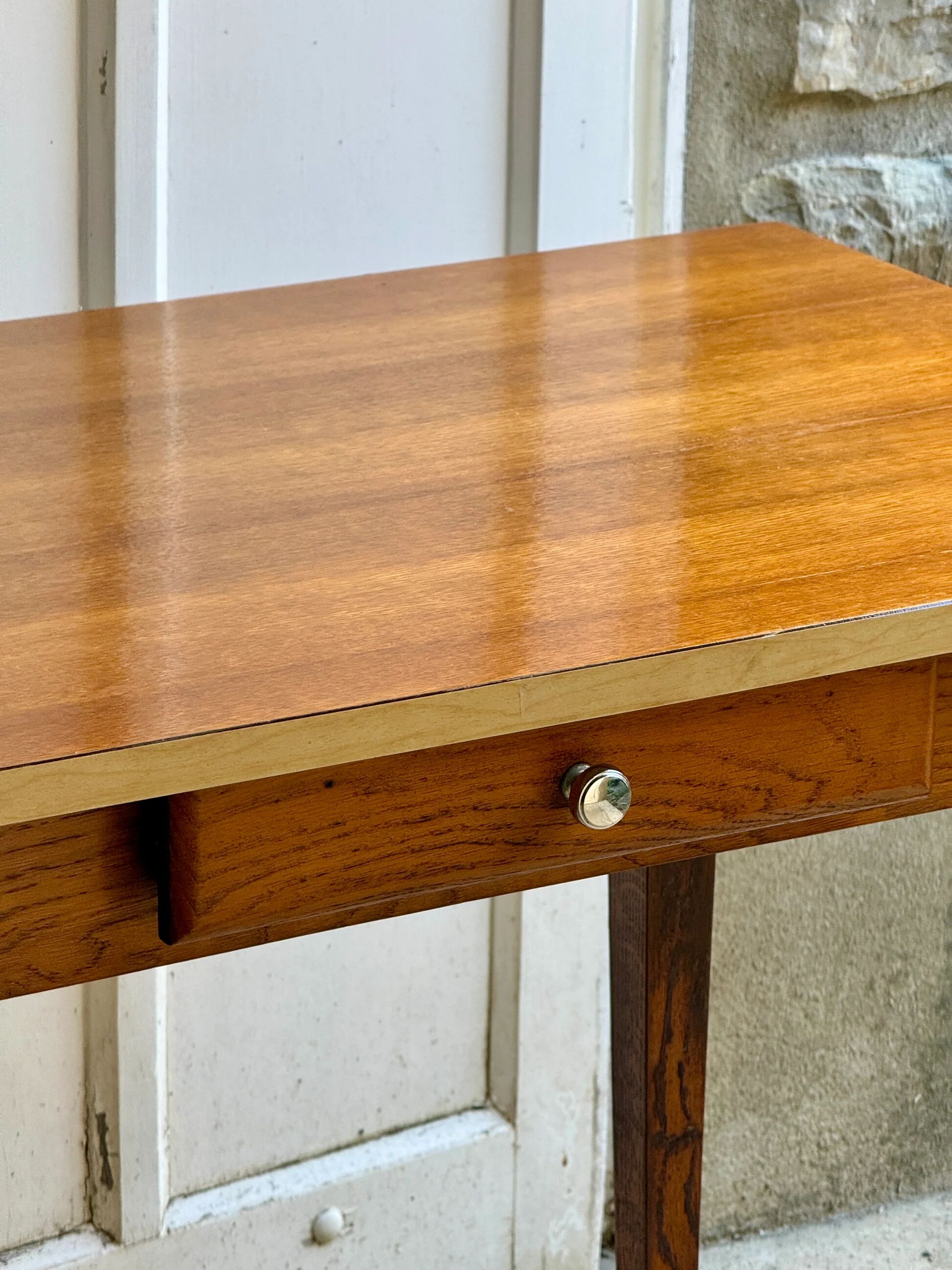 Petit bureau / table en bois et formica