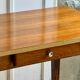 Petit bureau / table en bois et formica