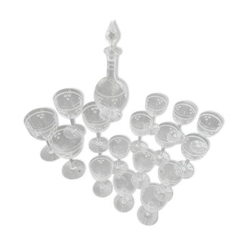 Verres et carafe en verre gravé