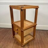 Table d’appoint brutaliste en pin des années 1970-80, travail d’assemblage remarquable