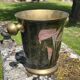 Seau à champagne en cloisonné français avec des lys calla roses et une poignée en laiton.