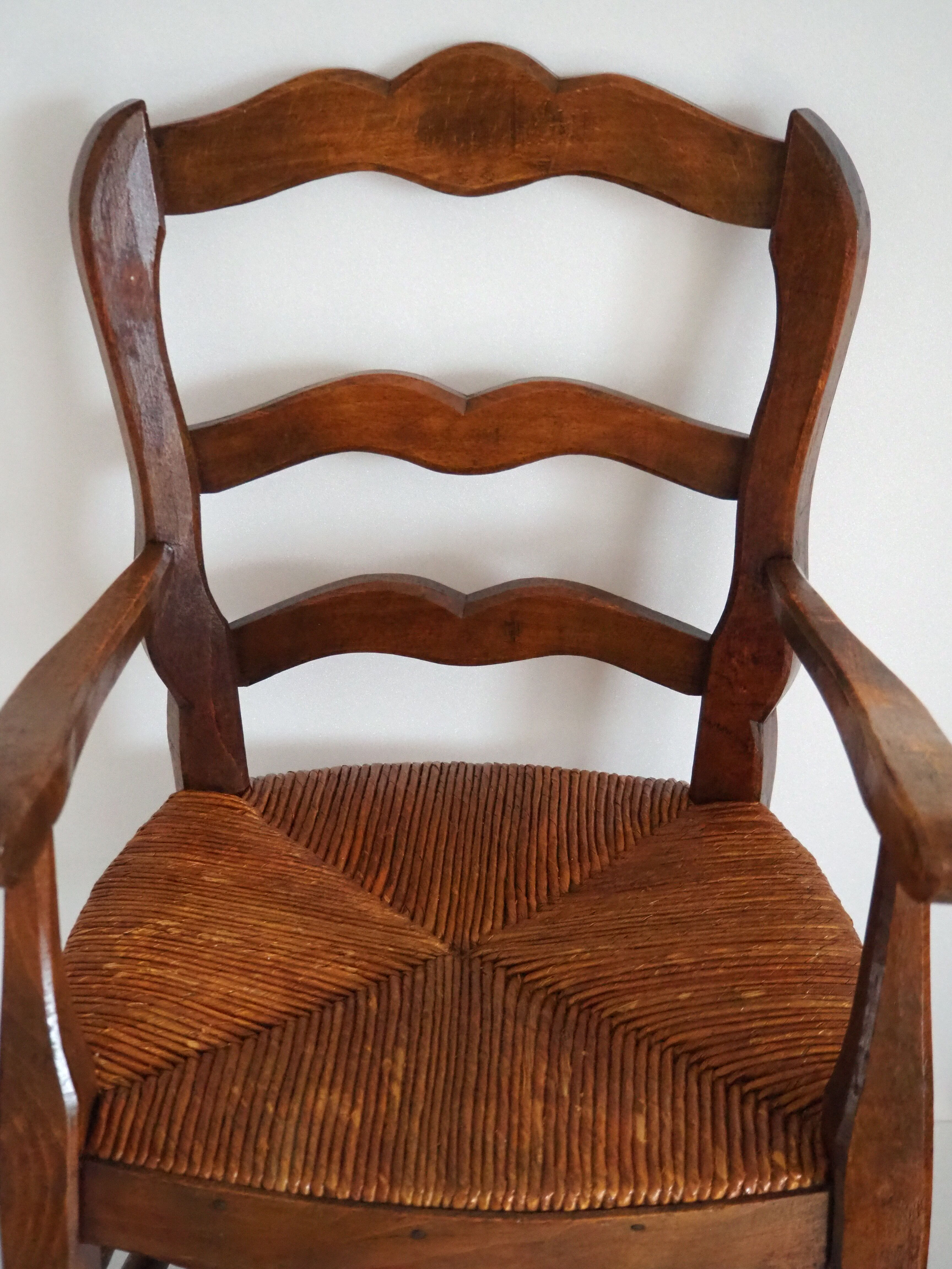 Children's armchair in solid wood with its mulched seat