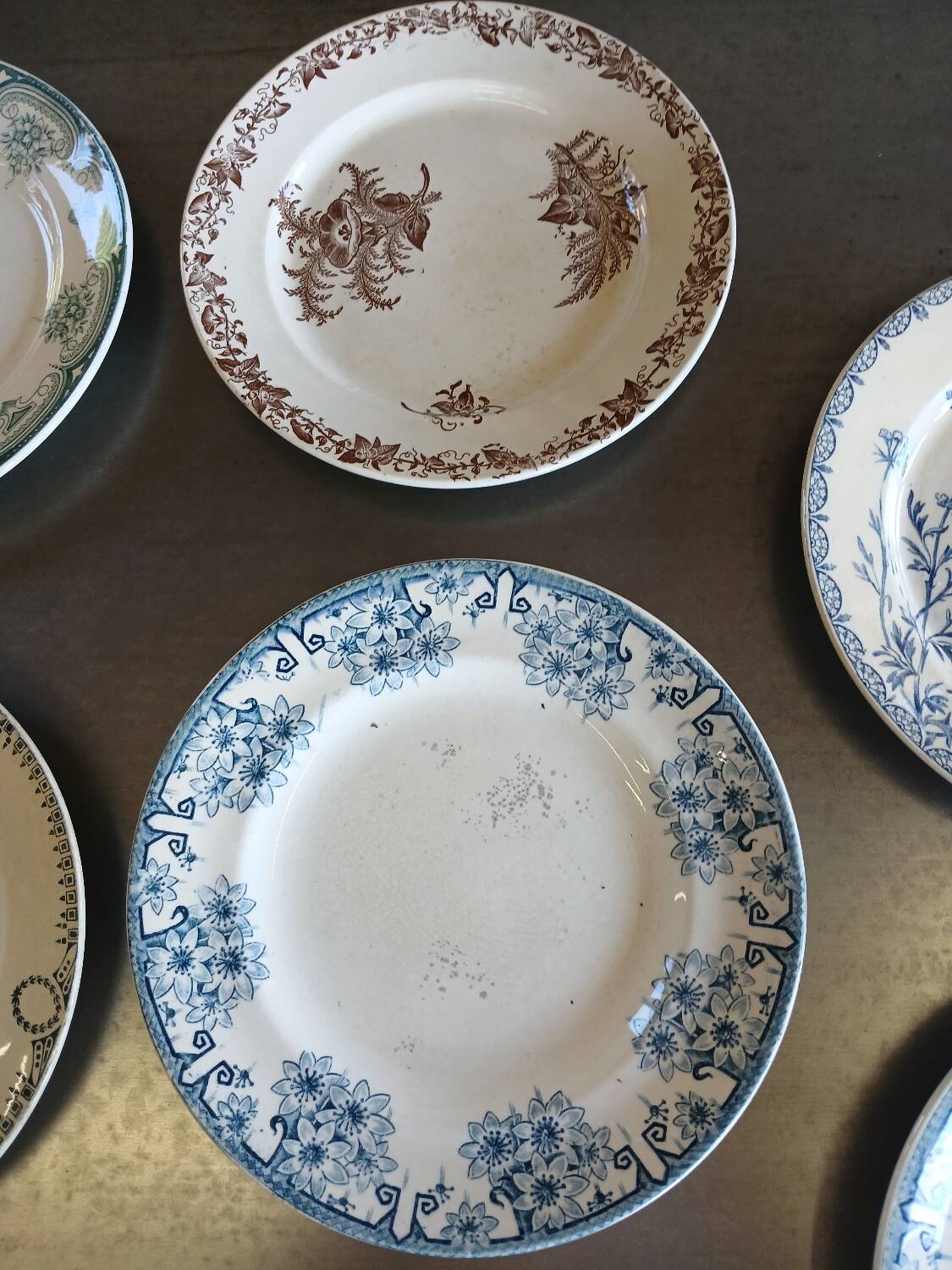 14 mismatched flat plates Terre de fer