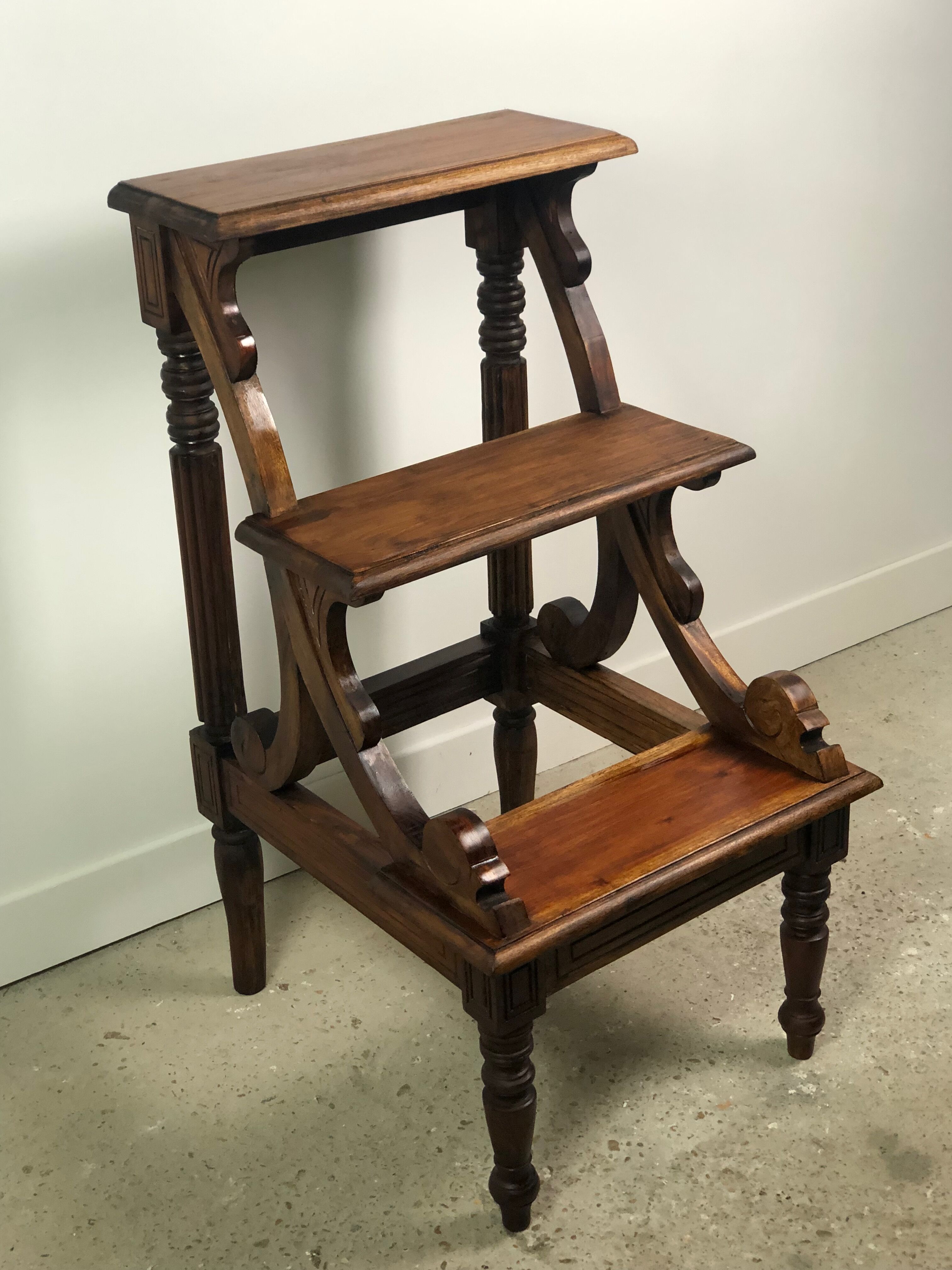 Stepladder 3 steps in Mahogany english style walnut tint