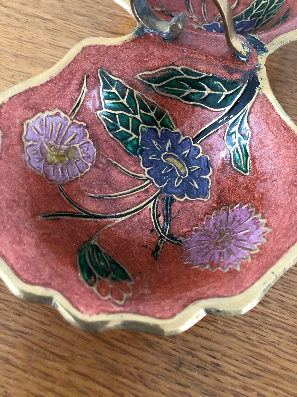 Empty pockets in brass and floral decoration