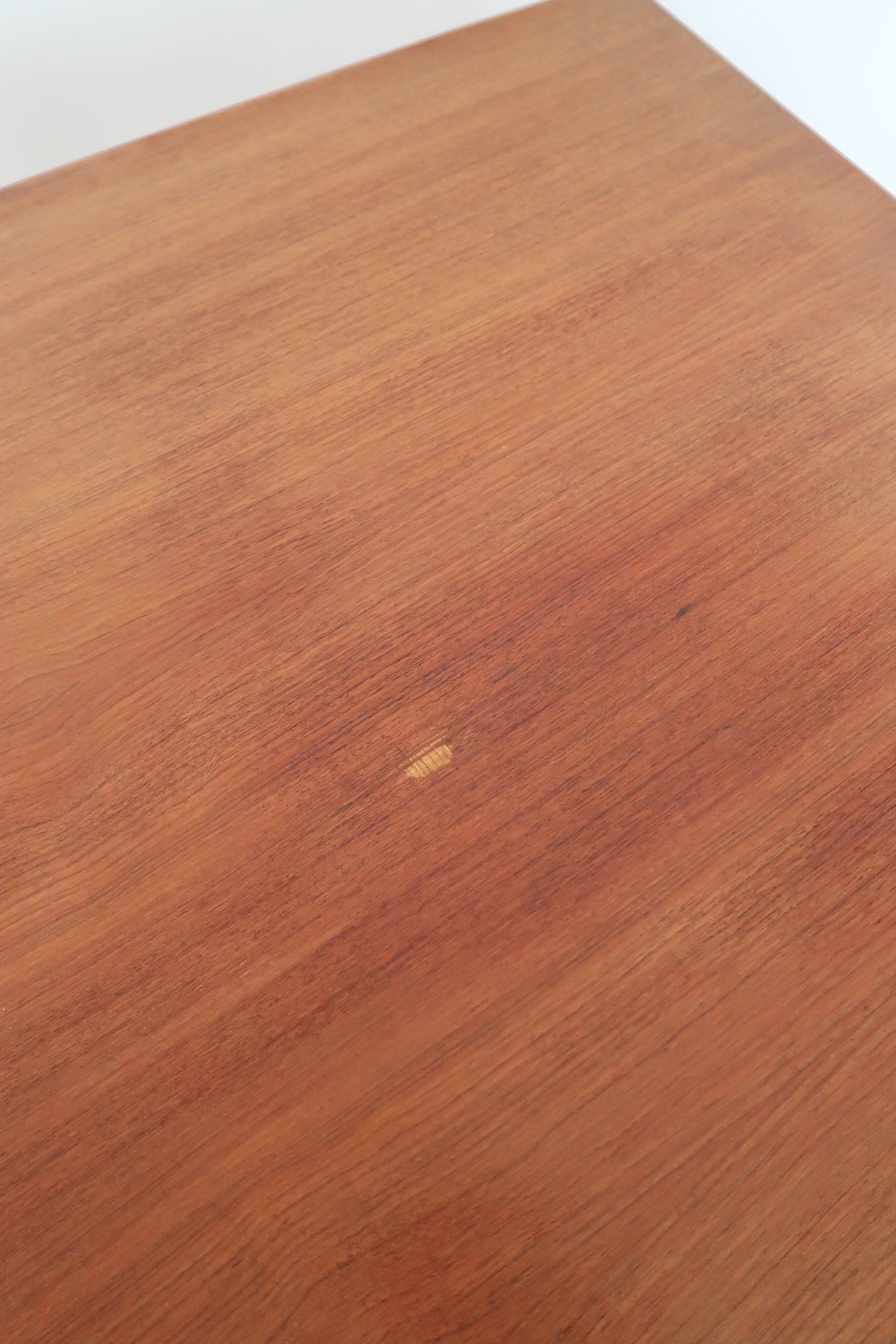 Extendable scandinavian table