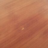 Extendable scandinavian table